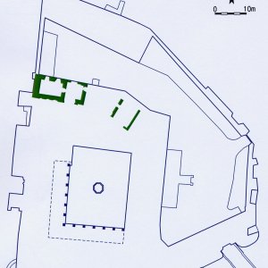 Náměšť nad Oslavou 2007. Půdorys zámku s vyznačením nejspíše pozdně středověkých  (2. pol. 15. stol. - 1. pol. 16. stol.) reliktů zdiva (tmavozelená barva podle P. Kroupy – 2003, 92; 2004, 68) ve 2. přízemním patře (podle zaměření a plánové dokumentace Geodézie Brno, s. p.).