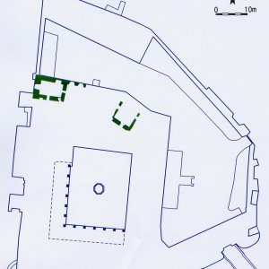 Náměšť nad Oslavou 2007. Půdorys zámku s vyznačením nejspíše pozdně středověkých  (2. pol. 15. stol. - 1. pol. 16. stol.) reliktů zdiva (tmavozelená barva podle P. Kroupy – 2003, 92; 2004, 68) v 1. nadzemním patře (podle zaměření a plánové dokumentace Geodézie Brno, s. p.).