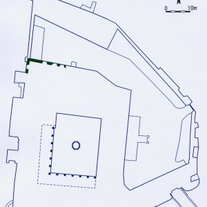 Náměšť nad Oslavou 2007. Půdorys zámku s vyznačením nejspíše pozdně středověkých  (2. pol. 15. stol. - 1. pol. 16. stol.) reliktů zdiva (tmavozelená barva podle P. Kroupy – 2003, 92; 2004, 68) ve 2. nadzemním patře (podle zaměření a plánové dokumentace Geodézie Brno, s. p.).