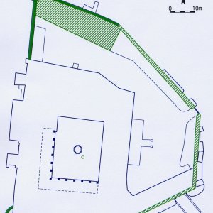 Náměšť nad Oslavou 2007. Půdorys zámku s vyznačením dochovaného pozdně středověkého (2. pol. 15. stol. - 1. pol. 16. stol.) zdiva (zelená barva) a jeho dalšího předpokládaného průběhu (zeleně šrafované plochy).