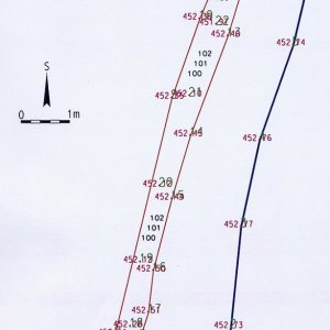 Obr. 12: Uherčice 1/2005. Obelisk – půdorysný plán zjišťovacího výkopu - vrstva č. 101 obsahovala značné množství stavebního odpadu souvisejícího s výstavbou (zhotovil P. Vitula).