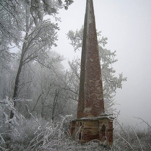 Obr. 13: Uherčice 2005. Obelisk – celkový zimní pohled od JZ (foto P. Vitula).