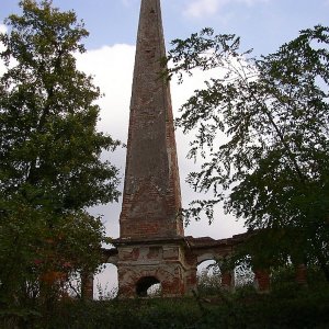 Obr. 14: Uherčice 2005. Obelisk – celkový pohled od SZ (foto P. Vitula).