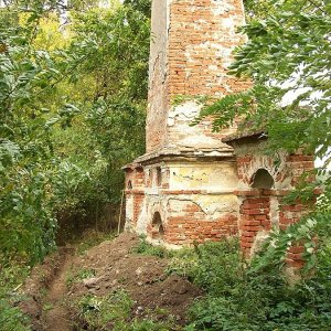 Obr. 15: Uherčice 1/2005. Obelisk - v levé části snímku je patrný zjišťovací výkop – pohled  od JZ (foto P. Vitula).