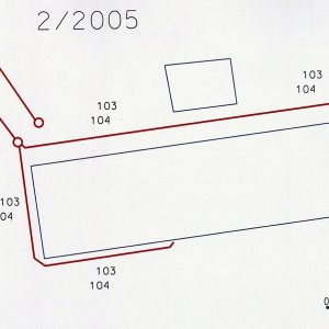 Obr. 17: Uherčice 2/2005. Zahradní domek -  půdorysný plán výkopu při budování kanalizace a vodovodu – ve výkopech byly rozlišeny 2 vrstvy (č. 103 a 104) interpretované jako mohutné dorovnávky terénu (zhotovil P. Vitula).