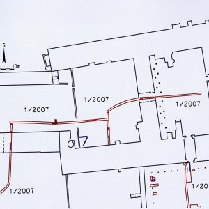 Obr. 18: Uherčice 1/2007. Nádvoří hospodářského a hlavního zámeckého traktu – červeně jsou v půdorysu vyznačeny plochy archeologicky zkoumané při budování vodovodu (zhotovil P. Vitula).