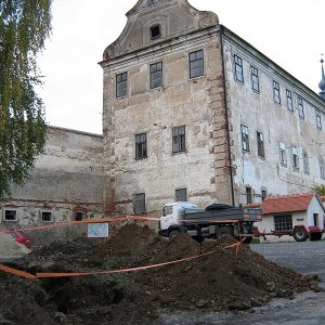 Obr. 19: Uherčice 1/2007. Průčelí bočního vchodu v západní části hospodářského traktu – ve výkopu pro vodovod vně areálu bylo zjištěno souvrství tvořené celkem 4 poměrně mohutnými vrstvami (č. 105, 106, 107 a 108), z nichž jedna byla propálená (č. 107) a vrstvu při dně (č. 108) tvořilo zvětralé podloží – pohled od JZ (foto P. Vitula).