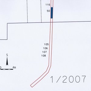 Obr. 23: Uherčice 1/2007. Objekt přilehlý k bráně bočního vchodu v západní části hospodářského traktu – plán výkopu - ve výkopu, který prošel interiérem objektu byla zjištěna souvislá vrstva (č. 50 – světlomodrá barva) novověké cihelné dlažby (zhotovil P. Vitula).