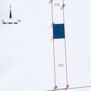 Obr. 42: Uherčice 1/2007. Nádvoří hospodářského traktu - plán výkopu - červeně jsou v půdorysu vyznačeny plochy archeologicky zkoumané při budování vodovodu včetně zachycených archeologických objektů a situací – v této části byla novověká vrstva č. 115 a  relikt novověké cihelné dlažby č. 51 (zhotovil  P. Vitula).