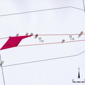 Obr. 45: Uherčice 1/2007. Východní část nádvoří hospodářského traktu a průjezd do hlavního nádvoří - plán výkopu - červeně jsou v půdorysu vyznačeny plochy archeologicky zkoumané při budování vodovodu včetně zachycených archeologických objektů a situací – v této části byla dokumentována  novověká vrstva (č. 115) a zbytky novověké cihelné dlažby č. 52  (zhotovil P. Vitula).
