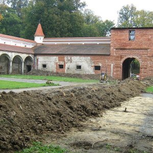 Obr. 61: Uherčice 1/2014-15. Vstupní nádvoří – JV část – situace liniového výkopu – celkový pohled od SZ (foto P. Vitula).