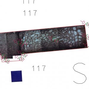 Obr. 69: Uherčice 1/2014-15 – sonda č. 4 – fotoplán.  Vstupní nádvoří - SZ část – v novověké  vrstvě č. 117 byla odkryta kamenná štětová dlažba č. 53 – pohled od JZ (zhotovil P. Vitula).
