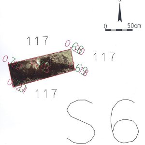 Obr. 73: Uherčice 1/2014-15 – sonda č. 6 - fotoplán.  Vstupní nádvoří - S část – v novověké vrstvě č. 117 byla odkryta kamenná štětová dlažba č. 53 (zhotovil P. Vitula).