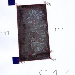 Obr. 88: Uherčice 1/2014-15 – sonda č. 11 - fotoplán.  Vstupní nádvoří - Z část – ve výkopu byla dokumentována novověká vrstva č. 117 a relikty kamenné štětové dlažby č. 53 (zhotovil P. Vitula).