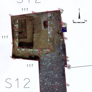 Obr. 91: Uherčice 1/2014-15 – sonda č. 12 - fotoplán.  Vstupní nádvoří - V část – ve výkopu byla dokumentována novověká vrstva č. 117, relikty kamenné štětové dlažby č. 53 a novověká kamenná zeď č. 902 (zhotovil P. Vitula).