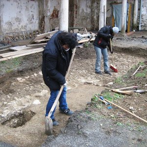 Obr. 96: Uherčice 1/2014-15 – sonda č. 12.  Vstupní nádvoří - V část – pracovní záběr – pohled od SZ (foto P. Vitula).