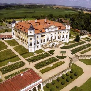 Obr. na titulní straně. Milotice. Zámecký areál – letecký záběr – pohled od J (zdroj archiv SZ Milotice – podle V. Lungy).