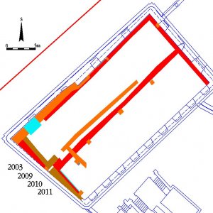 Obr. 13: Milotice 2003, 2009, 2010, 2011. Zámecká jízdárna – vektorový  georeferencovaný plán půdorysu přízemí zámecké jízdárny s vyznačením archeologicky zkoumaných ploch (červená barva), reliktů zdiv renesančních (hnědá barva), barokních (oranžová barva) a podlah (bleděmodrá barva – zhotovil P. Vitula).