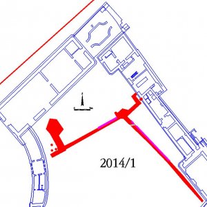 Obr. 31: Milotice 2014/1. SV prostor mezi budovou zámku a hospodářskými objekty – splašková kanalizace – vektorový georeferencovaný plán půdorysu přízemí zámeckých budov s vyznačením zaměřených archeologicky zkoumaných ploch (červená barva), recentní kanalizace (šedá barva) a čitelných souvrství dorovnávek terénu od renesance do současnosti (fialová barva – zhotovil P. Vitula).