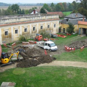 Obr. 34: Milotice 2014/1. SV prostor mezi budovou zámku a hospodářskými objekty – splašková kanalizace – S část – situace výkopů – celkový pohled od J (foto P. Vitula).