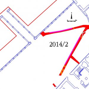 Obr. 40: Milotice 2014/2. SV část vstupního nádvoří – splašková kanalizace – S větev – vektorový georeferencovaný plán půdorysu přízemí zámeckých budov s vyznačením zaměřených archeologicky zkoumaných výkopů (červená barva), historických zdí a stok (oranžová barva), recentních sítí (šedá barva) a čitelných souvrství dorovnávek terénu od renesance do současnosti (fialová barva – zhotovil P. Vitula).