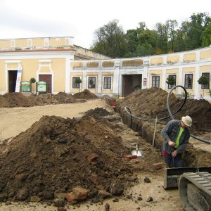 Obr. 41: Milotice 2014/2. SV část vstupního nádvoří – splašková kanalizace – S a J větev – situace výkopů – celkový pohled od JZ (foto P. Vitula).