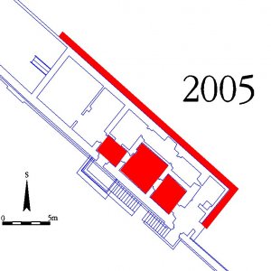 Obr. 56: Milotice 2005. Stará pošta – odvlhčení – vektorový georeferencovaný plán půdorysu přízemí budovy s vyznačením zaměřených archeologicky zkoumaných výkopů (červená barva – zhotovil P. Vitula).